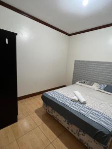 CabaAffordable La Union的一间卧室配有一张带两条白色毛巾的床