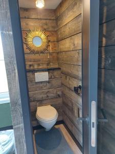 韦斯特多珀Tiny House的一间带卫生间和木墙的浴室