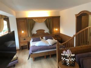安达洛卡瓦利诺酒店的一间卧室配有一张带木制床头板的床