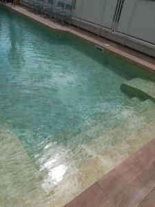 里米尼荣迪内拉维奥拉酒店的建筑物里的清澈水