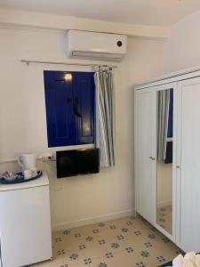 拉安蒂拉安提拉旅馆的一间厨房,配有蓝色橱柜和地板