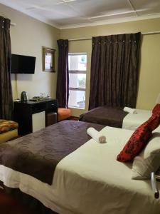 约翰内斯堡霍顿宾馆的酒店客房配有两张床和一张书桌
