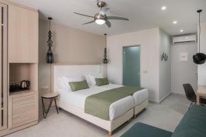 加藤-达拉特索塞维欧斯乡村酒店及简易别墅 - 全包的一间卧室配有一张床和吊扇