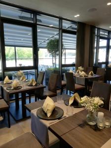 艾斯林根艾斯林格托尔酒店的餐厅设有桌椅和窗户。