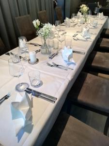艾斯林根艾斯林格托尔酒店的一张长桌,配有白色桌布和餐巾