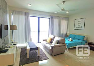 莎阿南Netflix Wifi Trefoil Homestay Setia Alam SACC Homestay FE的客厅配有沙发和一张位于房间的床