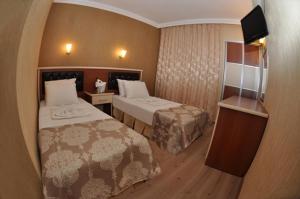 马尔马里斯史诗酒店 的酒店客房设有两张床和电视。