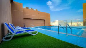 马斯喀特Muscat Plaza Hotel的一个带躺椅的游泳池和一个游泳池