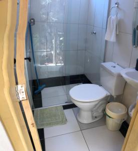邦热苏斯-达拉帕casa pedacinho do morro的一间带卫生间和淋浴的浴室