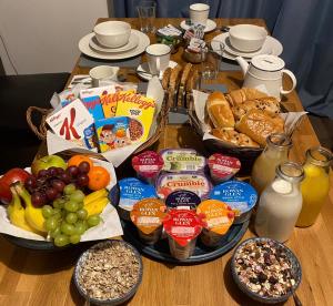 Isle of WhithornIslecroft House Bed & Breakfast的一张桌子上放着不同种类的食物