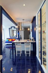 拉维罗Nel blu dipinto di blu的一间厨房,里面配有桌椅