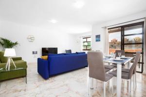 科拉雷侯FTV Holidays Homes的客厅配有蓝色的沙发和桌子