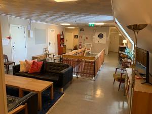 尼雪平Nyköpings Vandrarhem的客厅配有沙发和桌椅