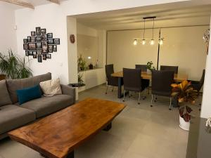 米哈斯科斯塔Chalet del Sol en El Faro的客厅配有沙发和桌子