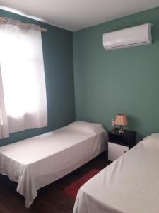 派桑杜RELAX III的一间卧室设有两张床和窗户。