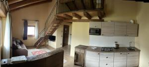奥斯塔La Vigne de Papagran的一间带楼梯的厨房和一间客厅