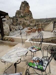 于尔居普patisca cave house in cappadocia的一张桌子和椅子,享有城市美景
