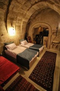 于尔居普patisca cave house in cappadocia的石洞内两张床