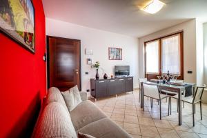 罗西亚Casa Vacanze Arianna的客厅配有沙发和桌子