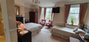 斯托昂泽沃尔德酸橙旅馆的酒店客房带两张床和一张桌子以及椅子。