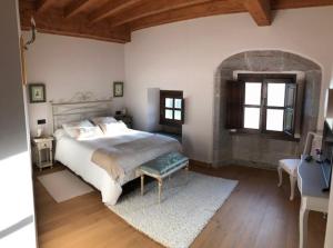 Villanueva de PríaLa Ribera de Pría的一间卧室设有一张大床和一个窗户。