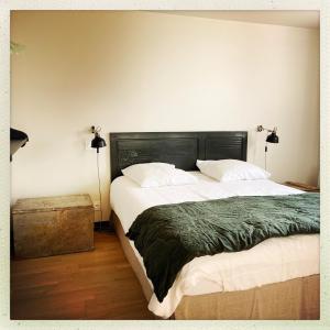 朗波普卢阿尔泽l'Aod, maison d'hôtes insulaire的一间卧室配有一张大床和两盏灯。