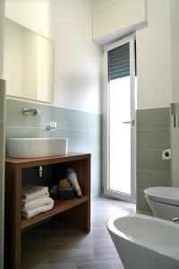 那不勒斯Provenzale Guest Rooms - Locazione breve的一间带水槽、浴缸和镜子的浴室
