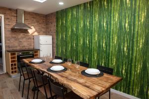 富尔纳斯Furnas Sweet Home的厨房里设有一张木桌和绿色的墙壁