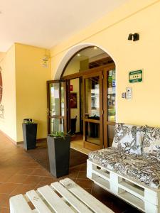 科尔特弗兰卡拉洛坎达德拉佛朗恰克塔酒店的一间配有沙发的客房和一个大楼入口