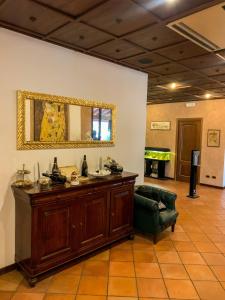 科尔特弗兰卡拉洛坎达德拉佛朗恰克塔酒店的配有桌子、椅子和镜子的房间