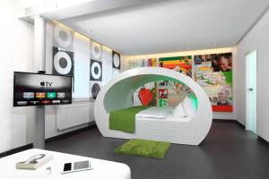 温特贝格TOP FeWo mit SommerCard的儿童间设有一张白色的床和一台电视机
