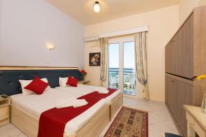 克里斯阿穆迪亚费德拉酒店的一间卧室配有一张带红色枕头的大床