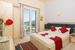克里斯阿穆迪亚费德拉酒店的一间卧室配有一张带红色枕头的大床