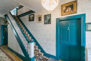 夏洛特顿Prince Street Suites的走廊上设有蓝色的门和楼梯