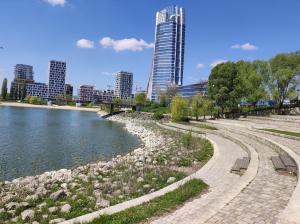 布达佩斯Riverside apartment by the Danube的河与城市旁的公园