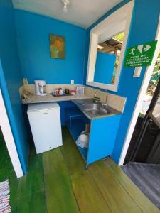 帕克拉Donde Familia Manito的厨房设有水槽和蓝色的墙壁