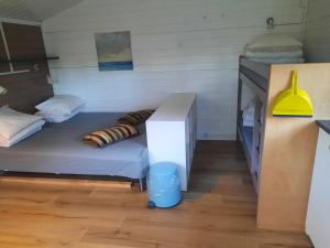 GuldborgGuldborg Camping & Cottages的小房间设有一张床和一张书桌