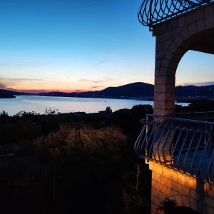 特罗吉尔Dream View Apartments Dalmatia的日落时分从建筑中欣赏到湖景