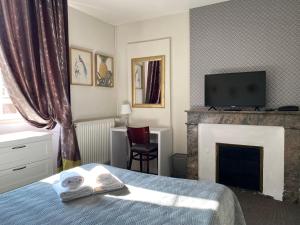 南特圣耶弗酒店的酒店客房配有一张床和一个壁炉。