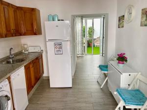 内尔哈Casa La Parra, 64的厨房配有白色冰箱和水槽