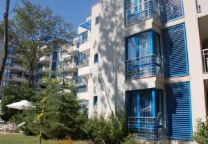 阳光海滩Private apartments Aparthotel Excelsior的一栋高大的建筑,旁边设有蓝色的阳台