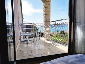 特罗吉尔Dream View Apartments Dalmatia的阳台配有两把椅子,享有海景。