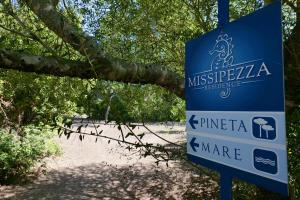阿利米尼Missipezza Residence a Frassanito的海滩前有树的标志