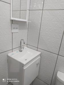 阿帕雷西达Pousada Quarto com ventilador,ar frigobar e garagem的白色的浴室设有水槽和卫生间。