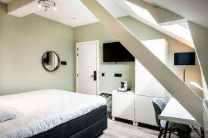 LessinesL'ARTiste的卧室配有白色的床和楼梯。