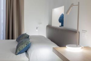 陶尔米纳Taormina Town - Guesthouse Sicily的一间卧室配有一张带蓝色枕头和一盏灯的床。