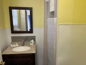 萨默斯波因特萨默斯浦银特超值汽车旅馆套房酒店的一间带水槽和镜子的浴室