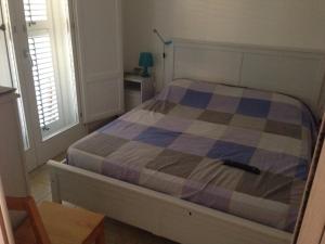 马尔扎梅米Holiday Home Residence Azzurro的一间卧室配有一张带 ⁇ 子毯子的床