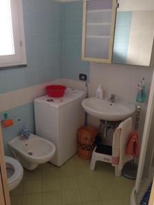 马尔扎梅米Holiday Home Residence Azzurro的一间带卫生间和水槽的浴室