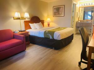 桑德波因特America's Best Value Inn的酒店客房,配有床和沙发